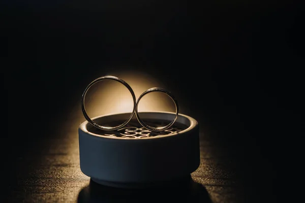 Dos Anillos Boda Oro Una Caja Blanca Sobre Fondo Negro —  Fotos de Stock