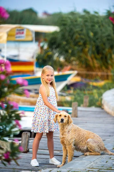 Ein Kleines Mädchen Mit Einem Hund Auf Dem Damm Fluss — Stockfoto