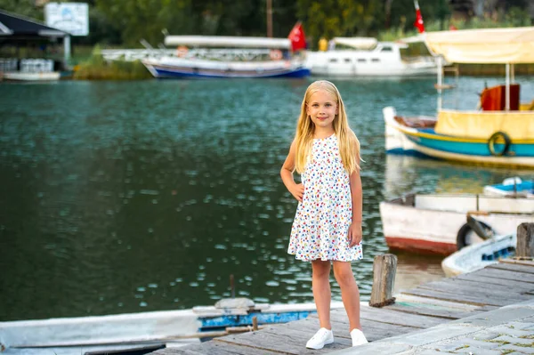 Ein Kleines Mädchen Ufer Des Flusses Einem Weißen Kleid Der — Stockfoto