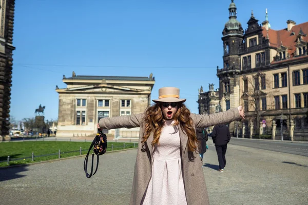 在德累斯顿市的街道上 一个穿着外套头戴帽子的女孩 Saxon Switzerland Germany — 图库照片