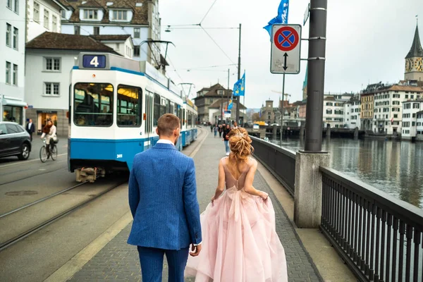 Das Brautpaar Spaziert Ufer Der Limmat Der Innenstadt Von Zürich — Stockfoto