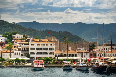 Gemi direkleri Marmaris körfezinde. Türkiye.