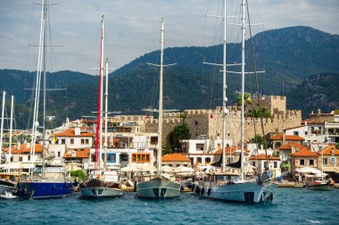 Gemi direkleri Marmaris körfezinde. Türkiye.