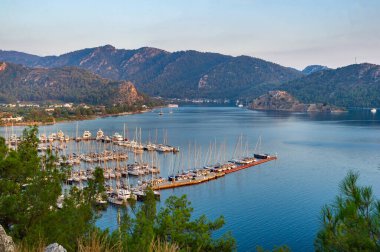 Akdeniz 'de gün batımında marinadaki lüks tekne ve yatların yüksekliğinden görüntüyü izleyin..