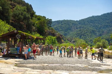 DALYAN, TURKEY-JUNE 21, 2018: Turistler Mugla Eyaleti 'nin Dalyan kasabası yakınlarında çamur banyosunun tadını çıkarıyorlar.