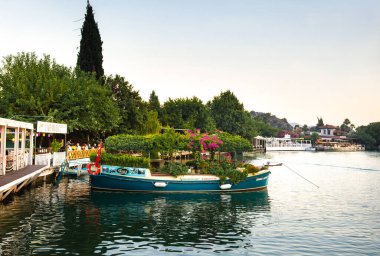 21 Haziran 2021. Dalyan. Türkiye. Dalyan kanalı ve tekneleri görünüyor..