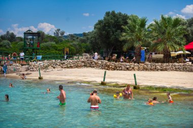 Sedir Adası, Mugla, Türkiye, 22 Haziran 2018 Gokova Körfezi 'ndeki ünlü Kleopatra Sahili' nde turistler.