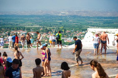 PAMUKALE, TURKEY-23 Haziran 2018. Pamukkale 'de turistler UNESCO' nun Dünya Mirası Alanında.