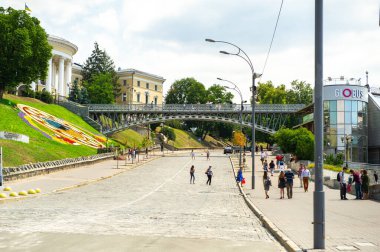 KIEV, UKRAINE-HAZİRAN 18, 2018: Kiev şehir merkezindeki meydanda turistler.