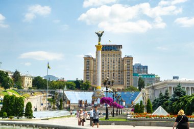 KIEV, UKRAINE-HAZİRAN 18, 2018: Kiev şehir merkezindeki meydanda turistler.