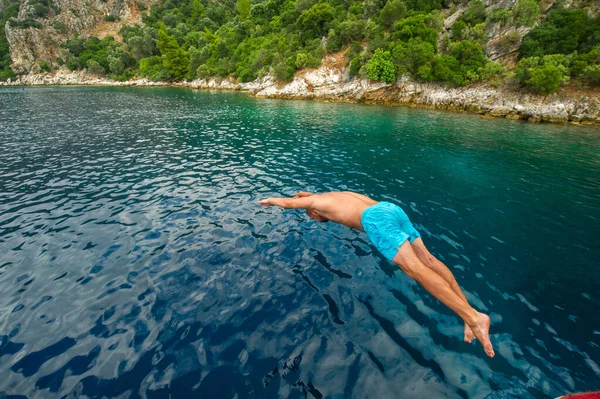 Hombre Pantalones Cortos Azules Sumerge Desde Barco Mar Cerca Orilla — Foto de Stock