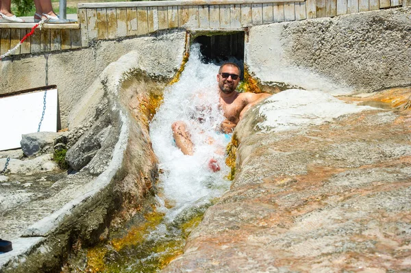 Hombre Con Gafas Sienta Bajo Una Cascada Agua Sanadora Con — Foto de Stock