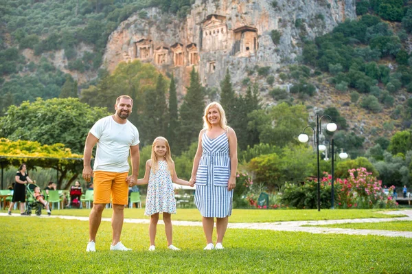 Una Hermosa Familia Encuentra Fondo Una Montaña Ciudad Dalyan People —  Fotos de Stock