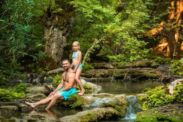Uma Família Pai Filha Rio Montanha Selva — Fotografia de Stock