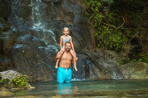 Pai Filha Numa Cascata Selva Viajando Natureza Perto Uma Bela — Fotografia de Stock