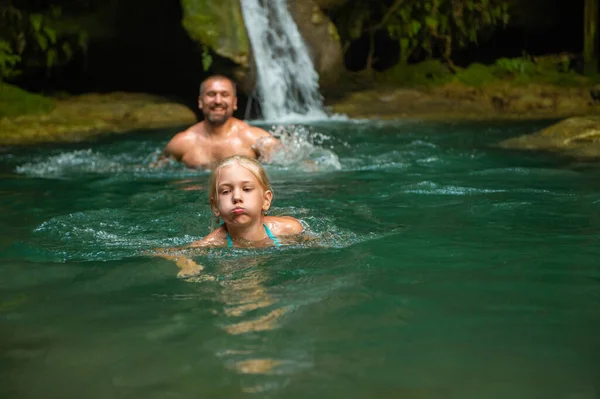 Padre Hija Una Cascada Selva Viajando Naturaleza Cerca Una Hermosa — Foto de Stock