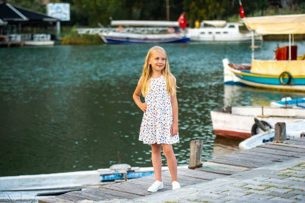 Ein Kleines Mädchen Ufer Des Flusses Einem Weißen Kleid Der — Stockfoto