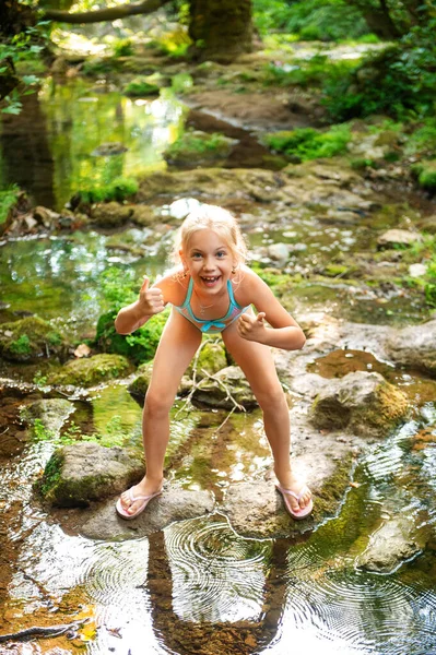 Маленька Дівчинка Купальнику Показує Окей Природному Ландшафті Гірської Річки Джунглях — стокове фото