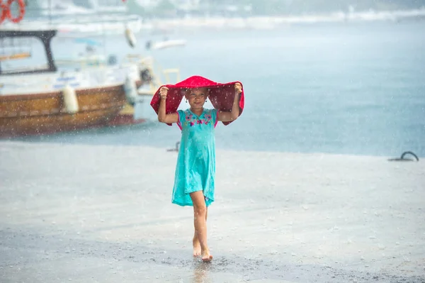 Une Petite Fille Robe Turquoise Marche Sous Pluie Sur Remblai — Photo