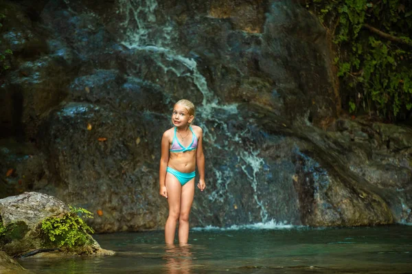 Маленька Дівчинка Купальнику Біля Водоспаду Джунглях Подорож Мальовничого Водоспаду Туреччина — стокове фото