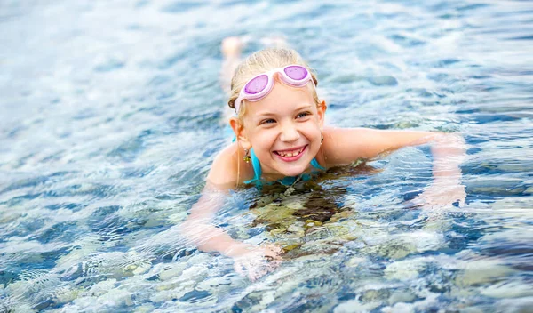 Una Niña Traje Baño Yace Mar Sonríe Una Niña Yace — Foto de Stock