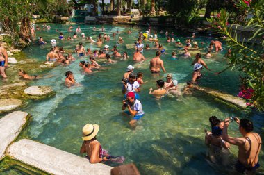 PAMUKALE, TURKEY-JUNE 23, 2018: Pamukkale 'deki Antik Kleopatra Havuzu' nda bilinmeyen turistler yüzüyor
