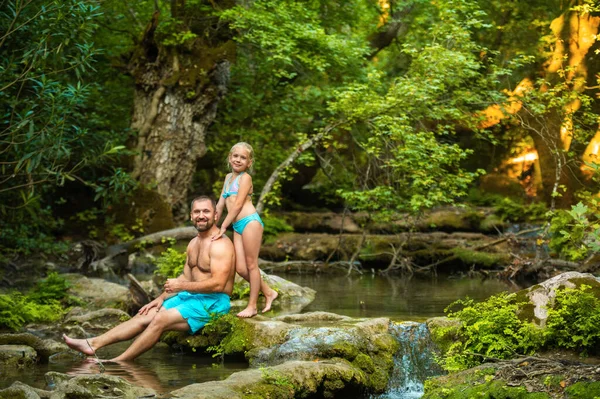 Une famille père et fille sur une rivière de montagne dans la jungle.Turquie — Photo