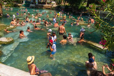 PAMUKALE, TURKEY-JUNE 23, 2018: Pamukkale 'deki Antik Kleopatra Havuzu' nda bilinmeyen turistler yüzüyor.