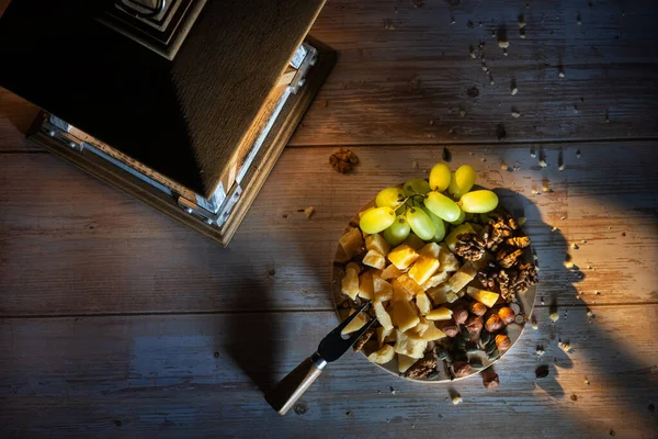 Placa Queso Con Una Variedad Aperitivos Mesa Candelabro — Foto de Stock