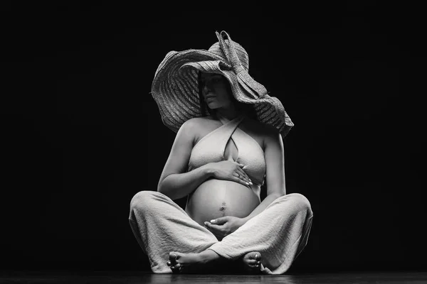 Pregnant Woman Straw Hat Sits Floor Beige Clothes Studio Black — Stock Photo, Image