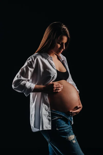 Těhotná Žena Bílé Košili Džíny Studiu Černém Pozadí — Stock fotografie