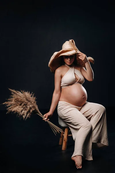 Pregnant Woman Straw Hat Beige Clothes Bouquet Her Hands Studio — Stock Photo, Image