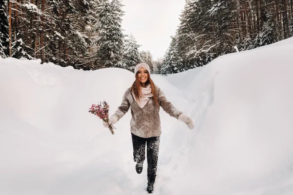 Uma Menina Uma Camisola Inverno Com Buquê Suas Mãos Está — Fotografia de Stock