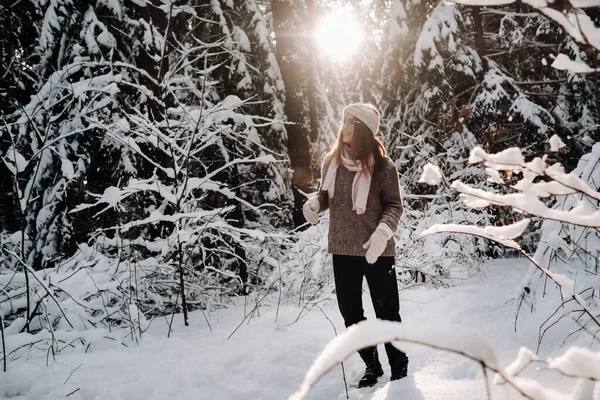 Une Fille Pull Lunettes Hiver Dans Une Forêt Enneigée — Photo