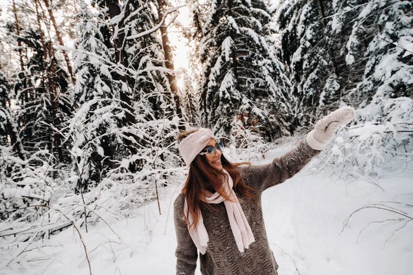 Uma Menina Uma Camisola Óculos Inverno Uma Floresta Coberta Neve — Fotografia de Stock