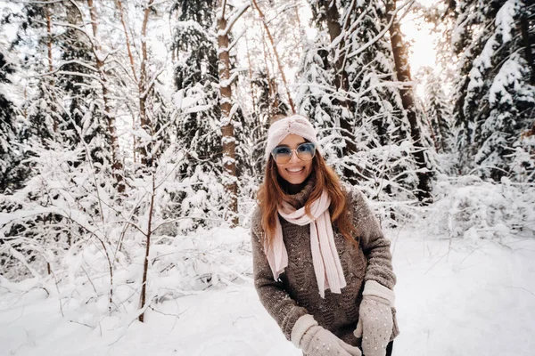 Uma Menina Camisola Óculos Caminha Floresta Coberta Neve Inverno — Fotografia de Stock