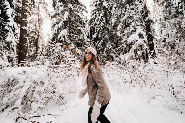 Uma Menina Camisola Óculos Caminha Floresta Coberta Neve Inverno — Fotografia de Stock