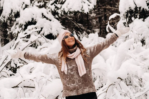 Uma Menina Uma Camisola Óculos Inverno Uma Floresta Coberta Neve — Fotografia de Stock