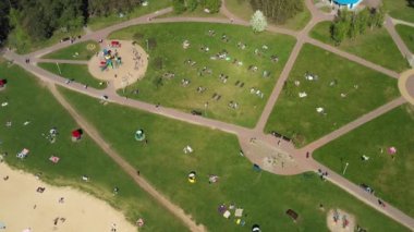 Plajın yüksekliğinden ve Drozdy, Minsk.Belarus 'ta tatil yapan insanlardan görüntü al.