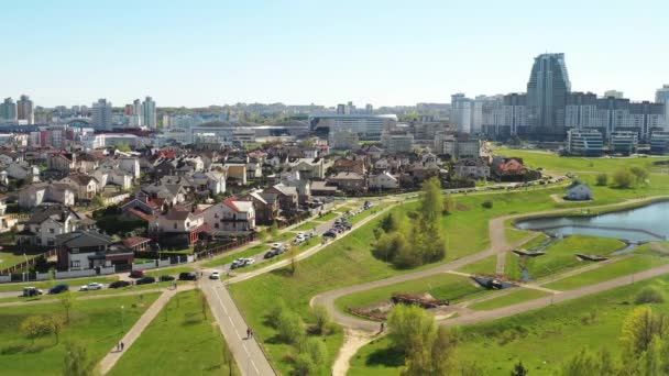 Vista desde la altura del distrito de Drozdy y el complejo deportivo de Minsk Minsk Arena en Minsk.Belarus — Vídeo de stock