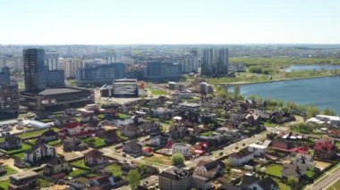 Drozdy bölgesinin yüksekliğinden ve Minsk spor kompleksi Minsk Arena 'dan bakın.