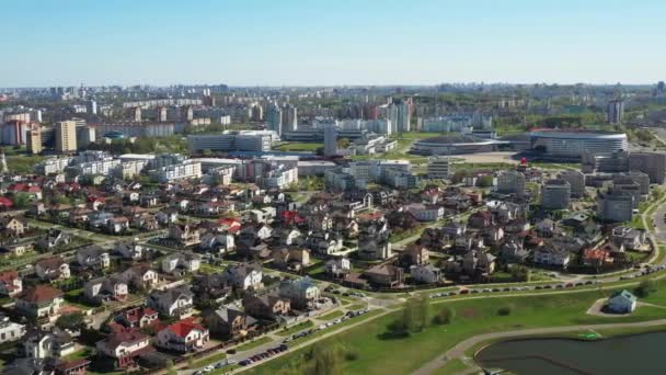 Vista desde la altura del distrito de Drozdy y el complejo deportivo de Minsk Minsk Arena en Minsk.Belarus — Vídeos de Stock