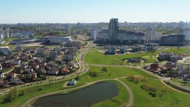 Pohled z výšky okresu Drozdy a Minsk sportovní areál Minsk Arena v Minsku.Bělorusko — Stock video