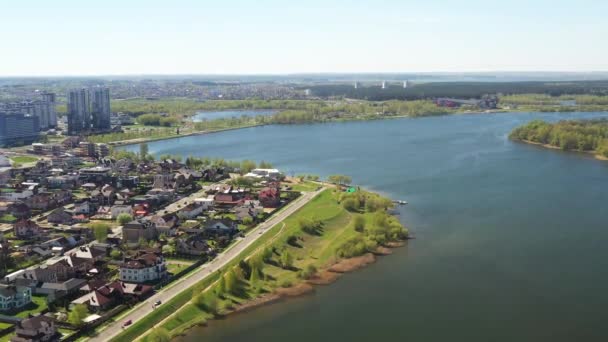Вид с воздуха на частный сектор в Дроздах и Дроздинское водохранилище в Минске. Беларусь — стоковое видео