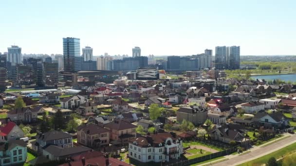 Vue de la hauteur du quartier Drozdovsky et du Palais de gymnastique rythmique à Minsk.Biélorussie — Video