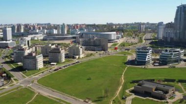 Drozdy bölgesinin yüksekliğinden ve Minsk spor kompleksi Minsk Arena 'dan bakın.