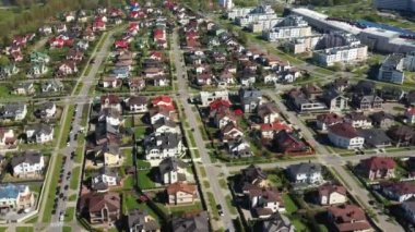 Minsk.Belarus 'taki Drozdy' deki özel sektörün yüksekliğinden bir görüntü.