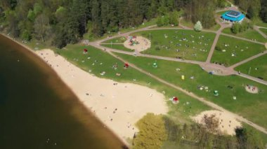 Plajın yüksekliğinden ve Drozdy, Minsk.Belarus 'ta tatil yapan insanlardan görüntü al.