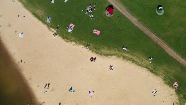 민스크에서 드로즈 디 (Drozdy) 사람들 이 휴가를 즐기는 해변의 높은 곳에서 바라본 광경. — 비디오