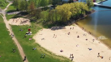 Plajın yüksekliğinden ve Drozdy, Minsk.Belarus 'ta tatil yapan insanlardan görüntü al.